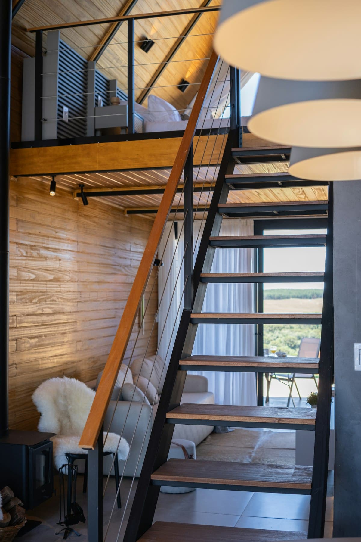 Familie auf der Treppe zuhause